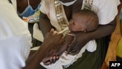 En Afrique, où sont survenus plus de 95% des 627.000 décès mondiaux de paludisme en 2020, la maladie se répand surtout en zones rurales.