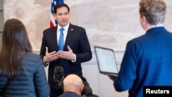 အမေရိကန််နိုင်ငံခြားရေးဝန်ကြီး Marco Rubio ကနေဒါနိုင်ငံမှာကျင်းပမဲ့ G7 အစည်းအဝေးတက်ဖို့ထွက်လာစဥ် Shannon လေဆိပ်မှာ သတင်းထောက်များနဲ့ တွေ့ဆုံစဥ်။ (မတ်လ ၁၂၊ ၂၀၂၅)
