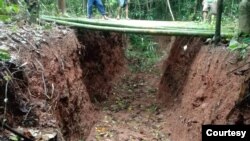 လောင်းလုံမြို့နယ်မှာ ဗုံးခိုကျင်းတွေ တူးနေကြ (ဖေဖော်ဝါရီ ၊ ၂၀၂၄)
ဓာတ်ပုံ - လောင်းလုံမြို့နယ်ပြည်သူ့အုပ်ချုပ်ရေးအဖွဲ့။