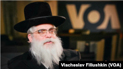 Головний рабин Києва та України Яків Дов Блайх: «Україна все ще має імідж героя в Ізраїлі. Люди думали – маленька, слабка армія, очікували, що вона протримається три дні, три тижні, і ось вам, бачите – 21 місяць! Україна є у великій пошані».