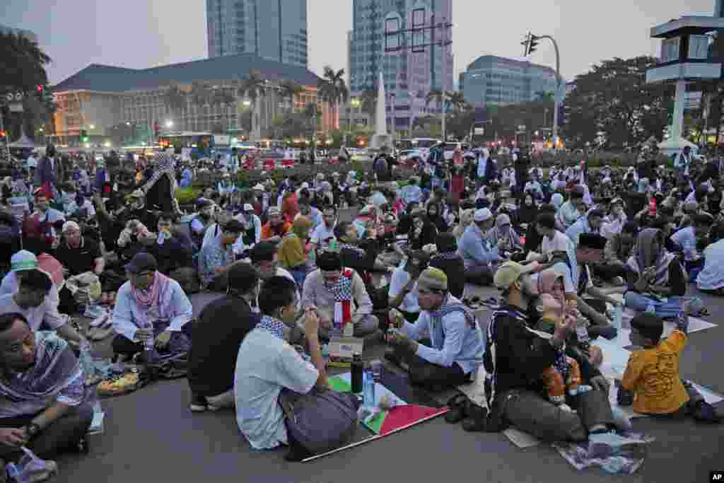 په اندونیزیا کې ډله ییز روژه ماتی