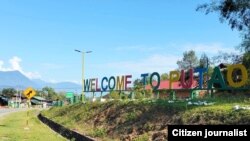 တရုတ်-မြန်မာနယ်စပ် ကုန်စည်ဂိတ်တွေပိတ်ထားလို့ ကုန်ဈေးနှုန်းမြင့်တက်တဲ့ဒဏ်ခံနေရတဲ့ ပူတာအိုမြို့အဝင်ဆိုင်းဘုတ်။ (Courtesy: CJ)