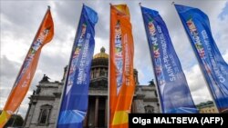 Флаги предстоящего второго саммита Россия-Африка у Исаакиевского собора в Санкт-Петербурге. 25 июля 2023 года. (Photo by Olga MALTSEVA / AFP)