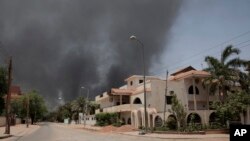De la fumée s'élève d'un quartier de Khartoum, au Soudan, le 15 avril 2023. De violents affrontements entre l'armée soudanaise et les forces paramilitaires du pays ont éclaté dans la capitale.