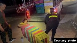 ထိုင်းမြန်မာနယ်စပ် တာ့ခရိုင် မဲရမတ်မြို့နယ်ထဲက ကားတစီးပေါ်မှာ သစ်သီးခြင်းတွေကြားထဲ ပုန်းခို လိုက်ပါလာတဲ့ မြန်မာ ၇ ဦးကို နယ်မြေခံ လုံခြုံရေးတပ်ဖွဲ့တွေက ရှာဖွေဖမ်းဆီးစဥ်။ (ဓာတ်ပုံ- ထိုင်းနယ်မြေခံစစ်တပ်)