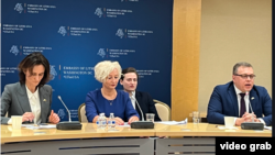 Спикеры парламентов стран Балтии беседуют с журналистами в посольстве Литвы, 31 января 2024 