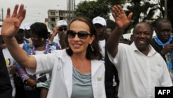Mke wa rais wa Gabon aliyepinduliwa Sylvia Valentin (kushoto) akiwa Libreville Agosti 27, 2009. Picha na Issouf SANOGO / AFP. 