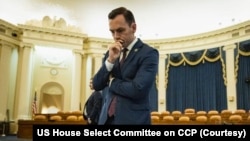 资料照片：众议院美国与中共战略竞争特设委员会2023年4月19日进行台海冲突兵棋推演。图为委员会主席、共和党众议员加拉格尔在兵棋推演桌前思考。（图片由众议院美国与中共战略竞争委员会提供）