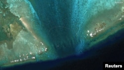 南中国海有争议的斯卡伯勒浅滩（中国称黄岩岛，Scarborough Shoal）的入口处。