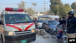 د پېښور د فقیراباد ډویژن د پولیسو مشر یا ایس پي اسامه امین چیمه رسنیو ته ویلي دا پېښه د نهې-سه شنبې په ورځ د پېښور د ګورنمنټ کالج چوک سره نزدې د فقیر اباد پل د پاسه رامنځته شوې ده.