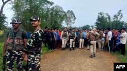 မတည်မငြိမ်ဖြစ်နေတဲ့ Bishbnupur အရပ်က ဒေသခံတွေနဲ့ အိန္ဒိယစစ်တပ်နဲ့ ရဲတပ်ဖွဲ့ဝင်တွေတွေ့ဆုံ၊ဂျွန် ၁၀၊ ၂၀၂၃