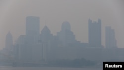 Небо в Питтсбурге, штат Пенсильвания, затянуто дымом от бушующих в Канаде лесных пожаров. 28 июня 2023 года.