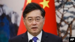 资料照片：时任中国外交部长秦刚2023年5月23日在北京与荷兰外长霍克斯特拉会晤后出席联合新闻发布会。（美联社照片）