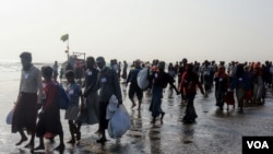 ဘင်္ဂလားဒေ့ရှ်ဘက်ကို ထွက်ပြေးသွားကြသော ရိုဟင်ဂျာများ (Photo: AFP on October 16, 2017 - ပုံဟောင်း)