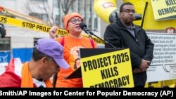 Архівне фото: Клара Кортес розповідає про "Проєкт 2025" під час мітингу під назвою "Жодного диктатора! Зупиніть проєкт 2025!" у Вашингтоні, 27 січня 2024 р. (Joy Asico-Smith/AP Images for Center for Popular Democracy)