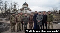 Віталій Титич разом з колегами біля пошкодженої церкви XVII століття на Харківщині