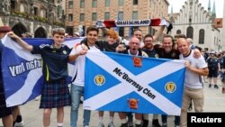 ဂျာမနီနိုင်ငံ Munich (မြူးနစ်) ကွင်းမှာ ကန်ကြမယ့် ၂၀၂၄ ဥရောပဖလားအဖွင့်ပွဲစဉ် ဂျာမနီနဲ့ စကော့တလန်ပွဲအတွက် အားပေးဖို့ရောက်ရှိနေတဲ့ စကော့တလန်ပရိတ်သတ်များ (ဇွန် ၁၄၊ ၂၀၂၄)