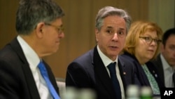 Державний секретар США Ентоні Блінкен (у центрі) зустрічається з колишнім командувачем Армії оборони Ізраїлю Гаді Айзенкотом і колишнім міністром оборони Ізраїлю Бенні Ганцем у Тель-Авіві, Ізраїль, 8 лютого 2024 року.