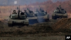 资料照片：日本陆上自卫队的90式坦克在北海道惠庭参加年度演习。(2021年12月7日)