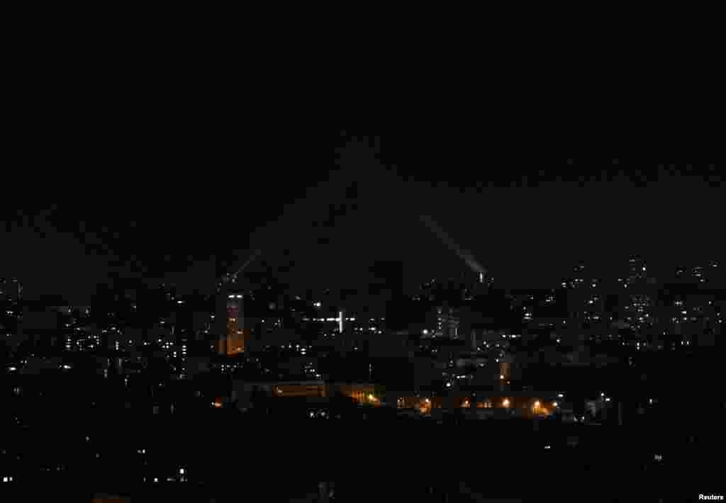 Ночь на 1 января 2023 года. Над Киевом &ndash; свет зенитных прожекторов. В новогоднюю ночь несколько городов Украины подверглись атакам беспилотников. Жители Киева были вынуждены проводить новогоднюю ночь в метро (Reuters/Gleb Garanich)