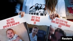 Плакаты с призывом освободить Шири Бибас и ее детей во время акции протеста в Тель-Авиве, 28 ноября 2023 года