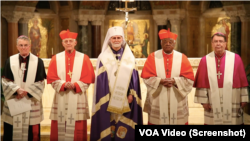 Митрополит Філадельфійський Борис Ґудзяк та архиєпископ Вашингтона кардинал Вілтон Грегорі під час спільної молитви за Україну у США
