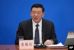 全国人大会议发言人娄勤俭在人大会议举行前的一个记者会上讲话。（2024年3月4日）