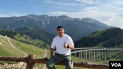 库都斯江·阿布地外力（在新疆，拍摄日期不详，由才依巴·阿布地外力（Sehibe Sayramoglu）提供。