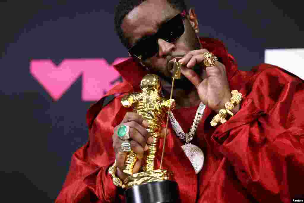 ရပ်အဆိုတော် ပီဒီဒီက ကမ္ဘာတဝန်းအထင်ကြီးလေးစားခံရသူဆု ရရှိသွားပါတယ်။ 