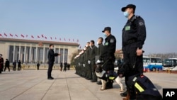 2023 年 3 月 4 日，星期六，北京人民大会堂外，安全人员列队。中国最高立法机构全国人民代表大会将于周日开始其年度会议。 （美联社照片）
