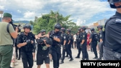 အွန်လိုင်းငွေလိမ်ဂိုဏ်းတရုတ်နိုင်ငံသား ၁၂၀၇ ဦးကို ဝ ဒေသရဲတပ်ဖွဲ့က တရုတ်နိုင်ငံရဲတပ်ဖွဲ့ဆီလွှဲပြောင်းပေးခဲ့ (စက်တင်ဘာ ၇၊ ၂၀၂၄)