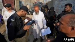 اسلام اباد کې د افغانستان سفارت د جنورۍ شپږم ویلي وو چې په دغه ښار کې نږدې ۸۰۰ افغانان په خپلسر ډول د پولیسو له خوا نیول شوي او په جبري ډول خپل هیواد ته ستانه کړل شوي دي.(عکس ارشیف).