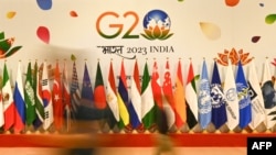 印度新德里G20峰会的会场排列着与会国的国旗。（2023年9月7日）
