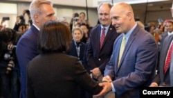 资料照片：2023年4月5日，共和党联邦众议员约翰·穆勒纳尔在加州旧金山近郊与停留过境的台湾总统蔡英文会面。（约翰·穆勒纳尔议员办公室提供）