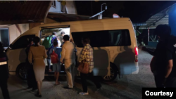  ဝပ်အဝမ်စရုံဘုန်းကြီးကျောင်းက အသက် ၅ နှစ်ကနေ ၁၇ နှစ်ကြား အထောက်အထားမဲ့ မြန်မာကလေးတွေကို ထိုင်းနိုင်ငံ လူမှုဖွံ့ဖြိုးတိုးတက်ရေးနဲ့လူသားလုံခြုံရေးဝန်ကြီးဌာနက ခေါ်ဆောင်သွားစဥ်။ (မတ်လ ၁၂၊ ၂၀၂၄/ထိုင်းလူမှုကယ်ဆယ်ရေးအဖွဲ့)