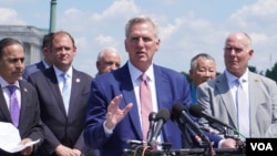 前国会议长凯文·麦卡锡出席众议院中共问题特设委员会纪念天安门事件35周年记者会并发表讲话。（美国之音记者李逸华拍摄，2024年6月4日）