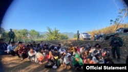 ထိုင်းမြန်မာနယ်စပ် တာ့ခ်ခရိုင်၊ ဖွတ်ဖရမြို့နယ်ထဲမှာ မြန်မာနိုင်ငံဘက်ကနေ တရားမဝင် ဝင်ရောက်လာတဲ့ မြန်မာနိုင်ငံသား ၃၆ ဦးကို ထိုင်းနယ်ခြားစောင့်တပ်ကဖမ်းဆီးထားပုံ။ (ဓာတ်ပုံ-ထိုင်းနယ်ခြားစောင့်တပ်/ ဇန် ဝါရီလ ၄ ရက်၊ ၂၀၂၄)