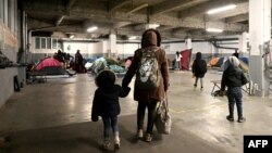 À deux pas de l'Arc de Triomphe, ce parking abrite une quarantaine de tentes où vivotent environ 70 migrants à l'abri des regards.