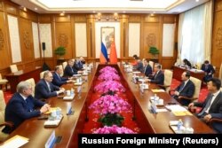 中国外长王毅与俄罗斯外长拉夫罗夫在北京举行会谈。（2023年10月16日）