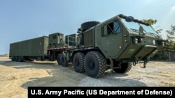 美国空军C-17“全球霸”运输机在吕宋岛卸载“堤丰”陆基机动导弹系统. 图片来源：美国太平洋陆军司令部