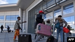 Des migrants à l'aéroport international de Tunis-Carthage le 7 mars 2023. 