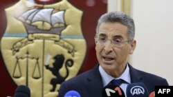 Le ministre tunisien de l'Intérieur Taoufik Charfeddine donne une conférence de presse le 3 janvier 2022 à Tunis.