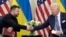 Presidenti Joe Biden gjatë takimit me Presidentin ukrainas Volodymyr Zelenskyy në Paris (7 qershor 2024)