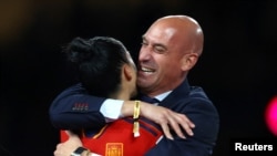 Jennifer Hermoso et Luis Rubiales célèbrent la victoire espagnole en finale du Mondial féminin, Sidney, le 20 août 2023