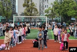 台湾强震后，与台湾临近的中国厦门的一所小学校的学生被疏散到学校操场。(2024年4月3日)