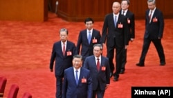中共官媒新华社2024年7月18日发布照片显示，中共领导人习近平带领他的政治局常委成员出席中共二十届三中全会。