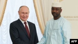 Le président russe Vladimir Poutine et le chef de la junte malienne Assimi Goita.