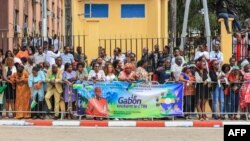 Des milliers de Gabonais ont suivi dans l'euphorie l'investiture du nouveau président de la transition.