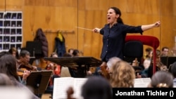 Линів каже, що диригент кожного разу має прожити виставу заново, емоційно від початку до кінця, попри те, що він вже знає, яким буде початок, і яким буде кінець