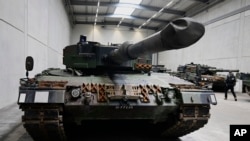 Немецкие танки Leopard 2 на производственном предприятии в Унтерлюсе, Германия, 12 февраля 2024 года